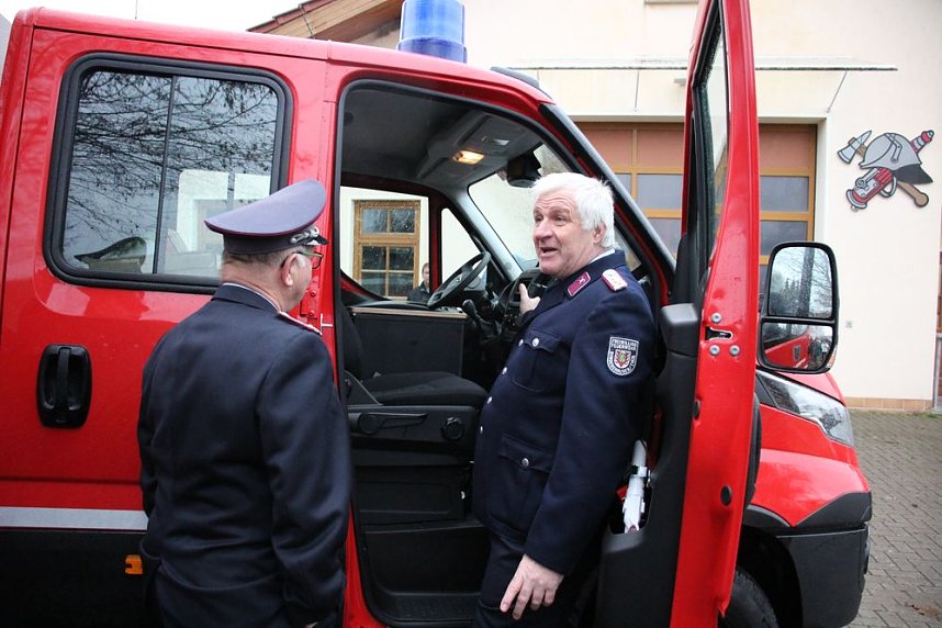 Feuerwehrfahrzeuge &uuml;bergeben