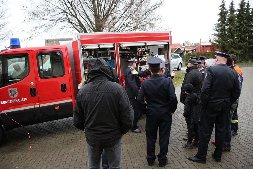 Feuerwehrfahrzeuge &uuml;bergeben