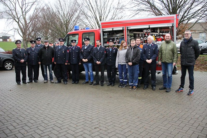 Feuerwehrfahrzeuge &uuml;bergeben