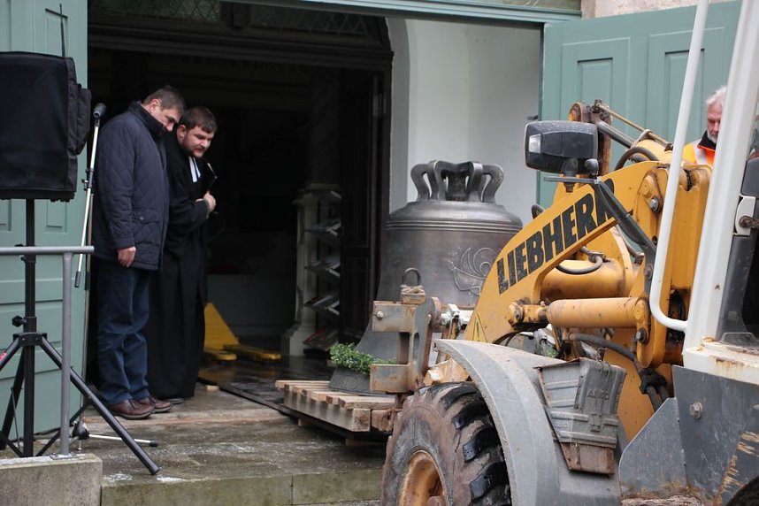 Die erste Glocke f&uuml;r Trinitatiskirche in der Stadt