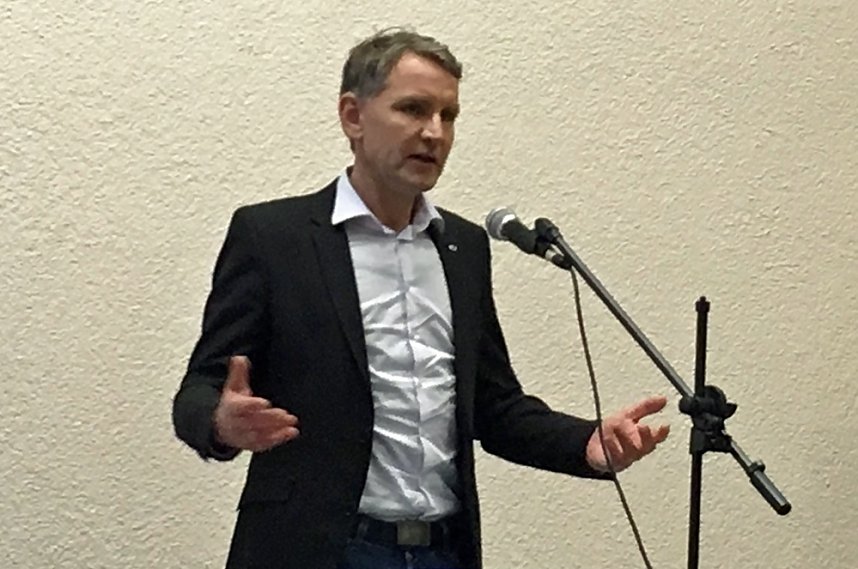 Voller Saal in Steinthaleben