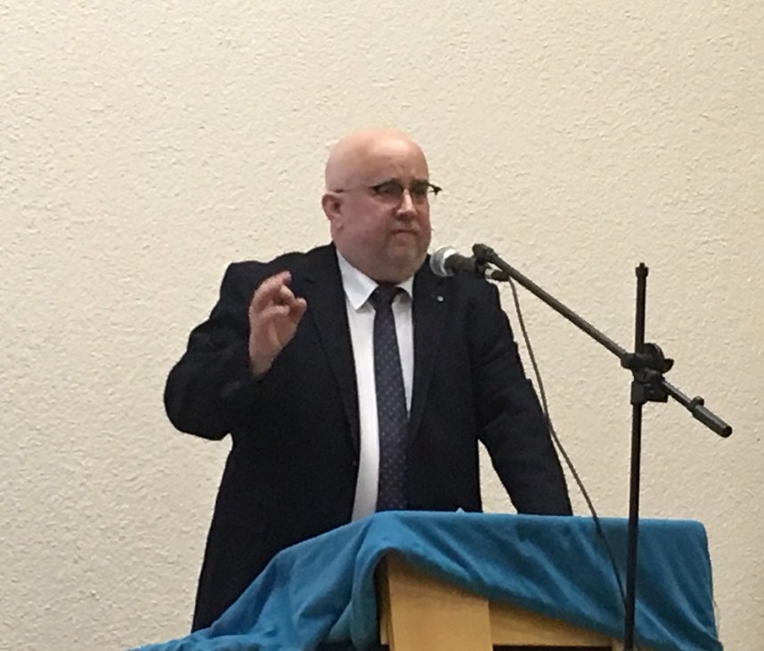 Voller Saal in Steinthaleben