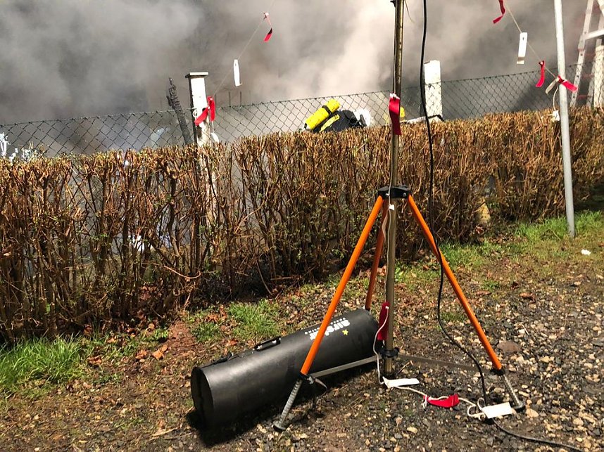 Carport und mehrere Fahrzeuge gehen in Flammen auf