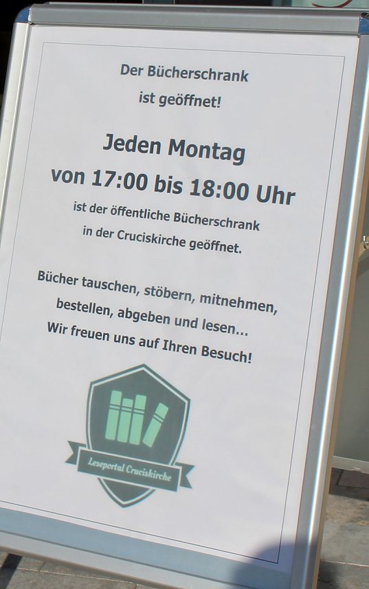 B&uuml;cherschrank regelm&auml;&szlig;ig ge&ouml;ffnet