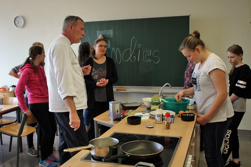 Den K&ouml;chinnen &uuml;ber die Schulter geschaut