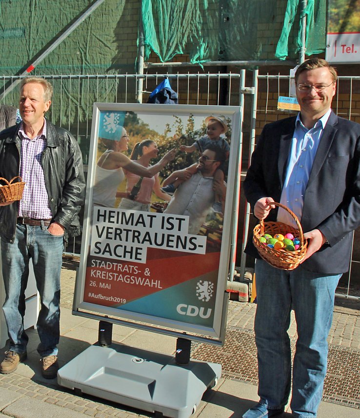 Ostereier an Klein und Gro&szlig; verteilt