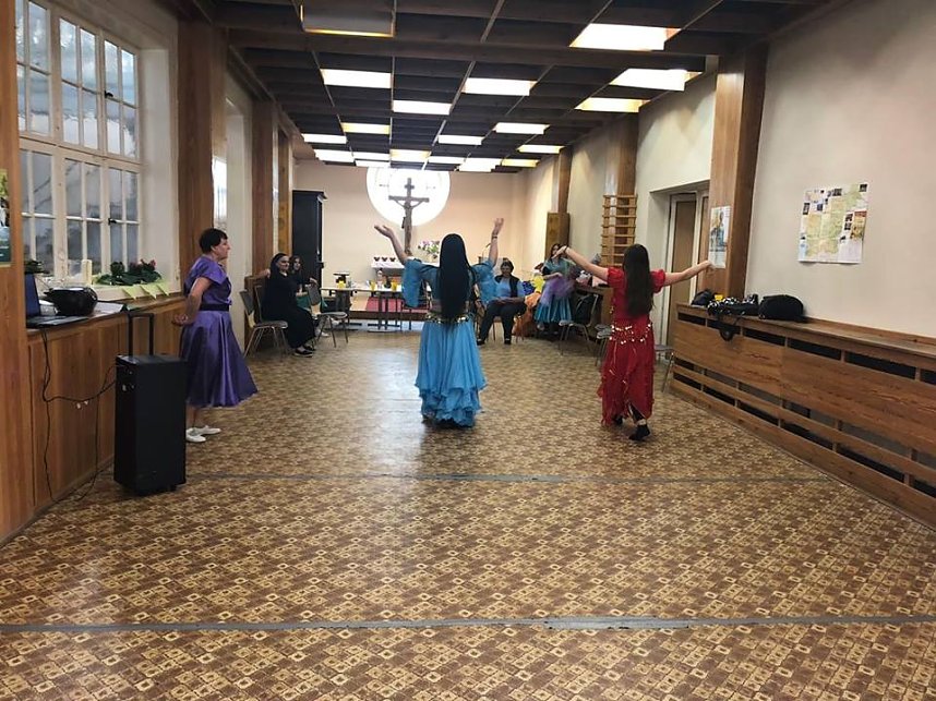 Ein neues Theatertanzst&uuml;ck der Kulturgruppe Kontakt" steht!