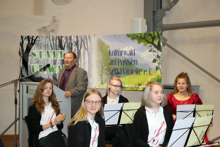 1. Sondersh&auml;user Blutbuchen�K&ouml;nigin gekr&ouml;nt