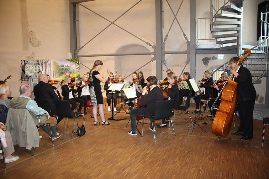 1. Sondersh&auml;user Blutbuchen�K&ouml;nigin gekr&ouml;nt