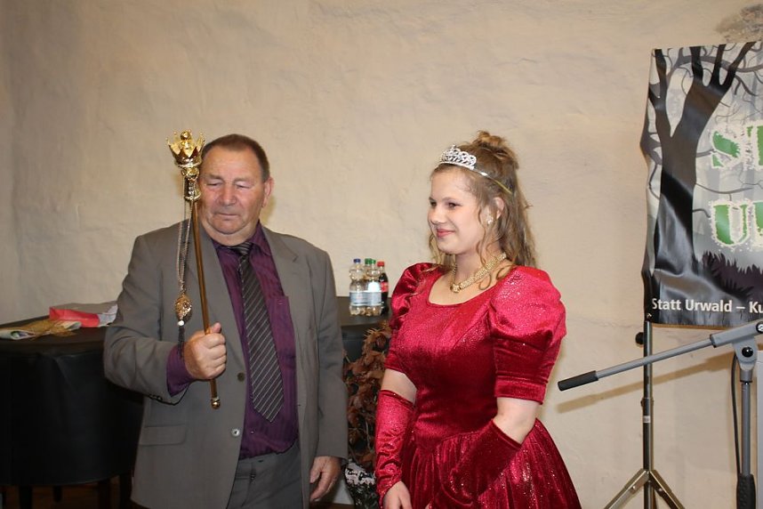 1. Sondersh&auml;user Blutbuchen�K&ouml;nigin gekr&ouml;nt