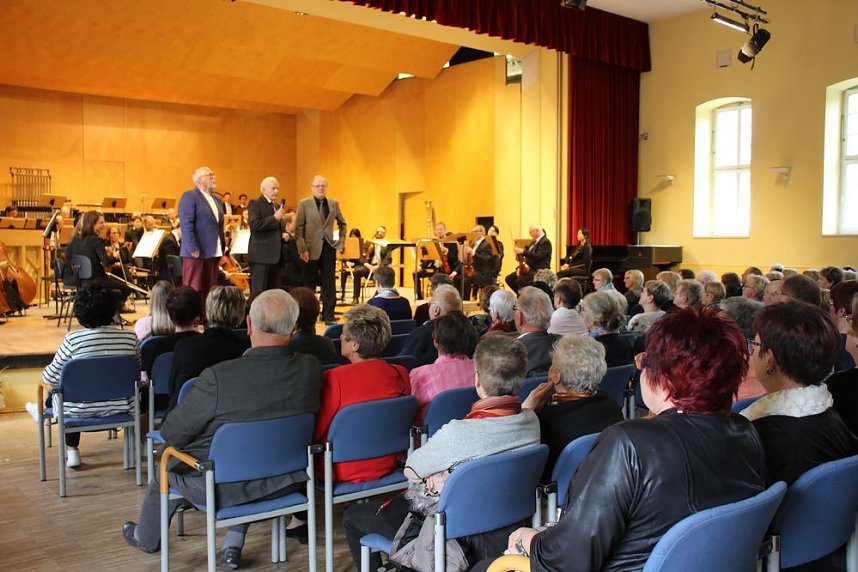 "Vergn&uuml;gliche Reise" beim 20. Mieterkonzert