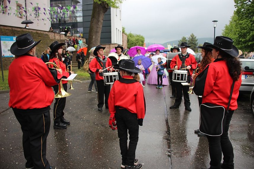 Fliederparade mit Schirm