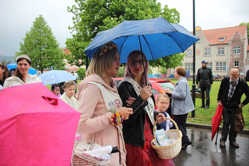 Fliederparade mit Schirm