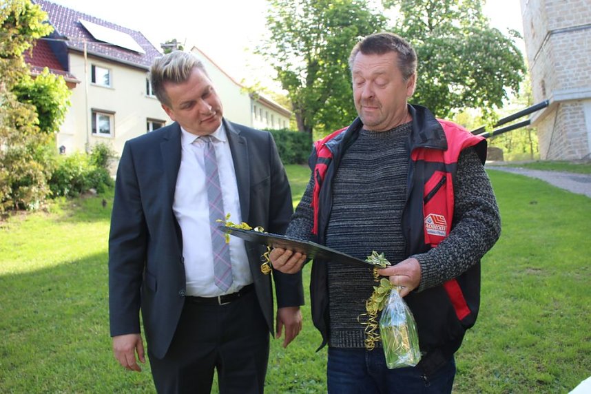 Schiefer Turm &uuml;bergeben