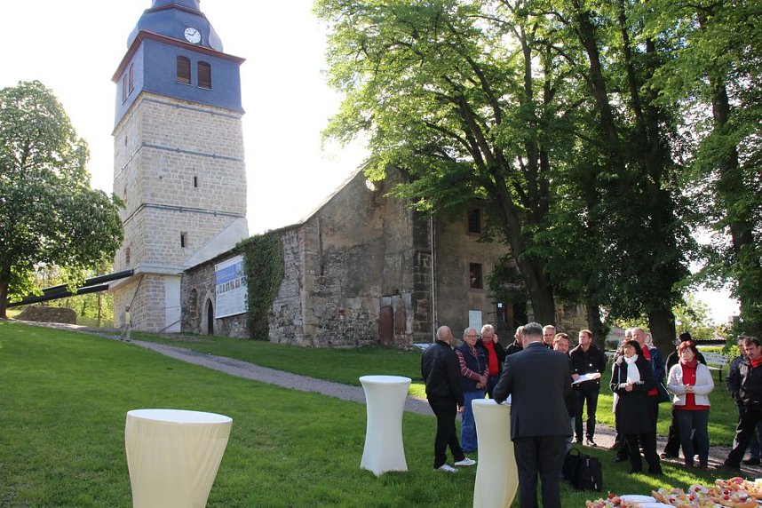 Schiefer Turm &uuml;bergeben