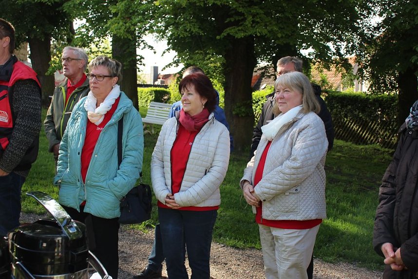 Schiefer Turm &uuml;bergeben