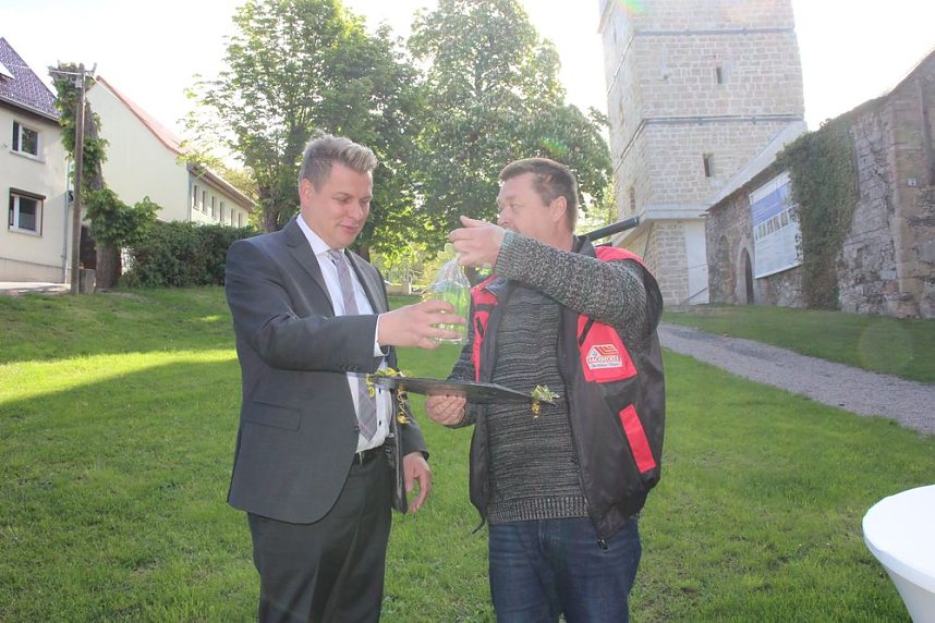 Schiefer Turm &uuml;bergeben