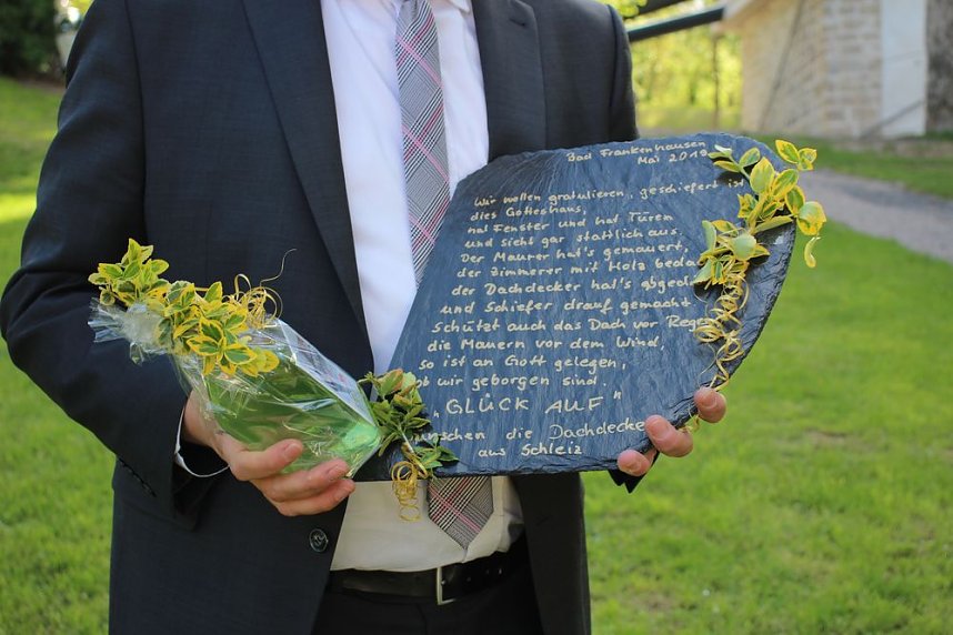 Schiefer Turm &uuml;bergeben