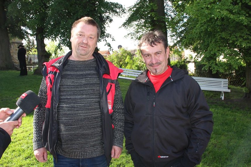 Schiefer Turm &uuml;bergeben