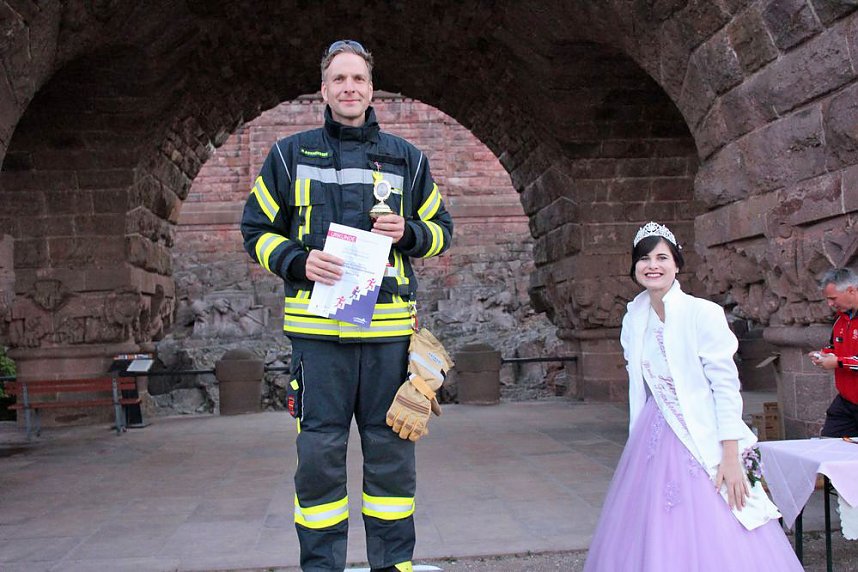 Feuerwehrleute st&uuml;rmen Kyffh&auml;userdenkmal