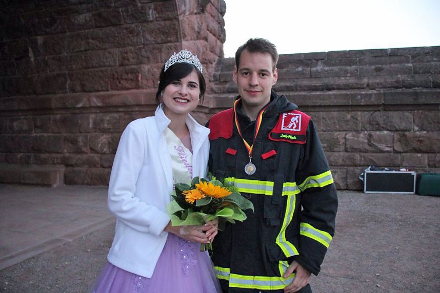 Feuerwehrleute st&uuml;rmen Kyffh&auml;userdenkmal