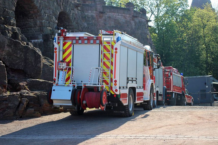 Feuerwehrleute st&uuml;rmen Kyffh&auml;userdenkmal