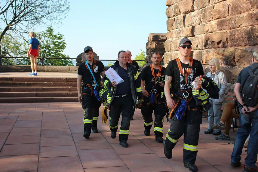 Feuerwehrleute st&uuml;rmen Kyffh&auml;userdenkmal