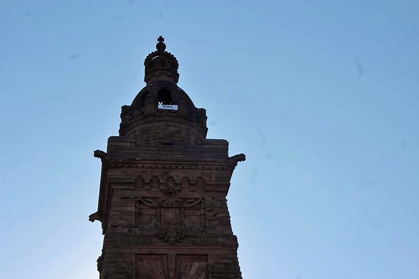 Feuerwehrleute st&uuml;rmen Kyffh&auml;userdenkmal