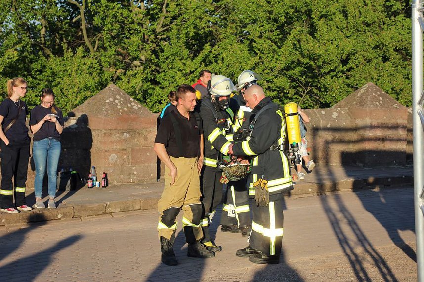 Feuerwehrleute st&uuml;rmen Kyffh&auml;userdenkmal