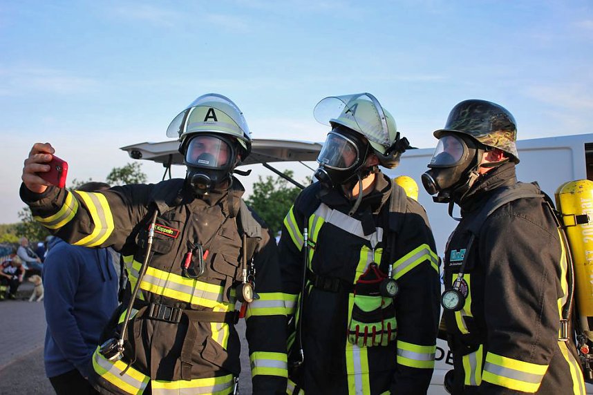 Feuerwehrleute st&uuml;rmen Kyffh&auml;userdenkmal