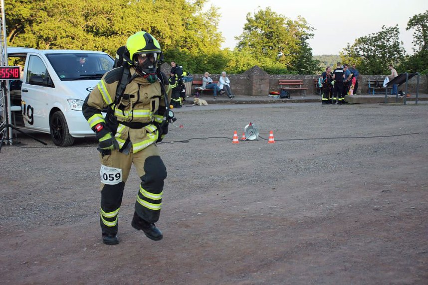 Feuerwehrleute st&uuml;rmen Kyffh&auml;userdenkmal