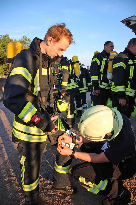 Feuerwehrleute st&uuml;rmen Kyffh&auml;userdenkmal