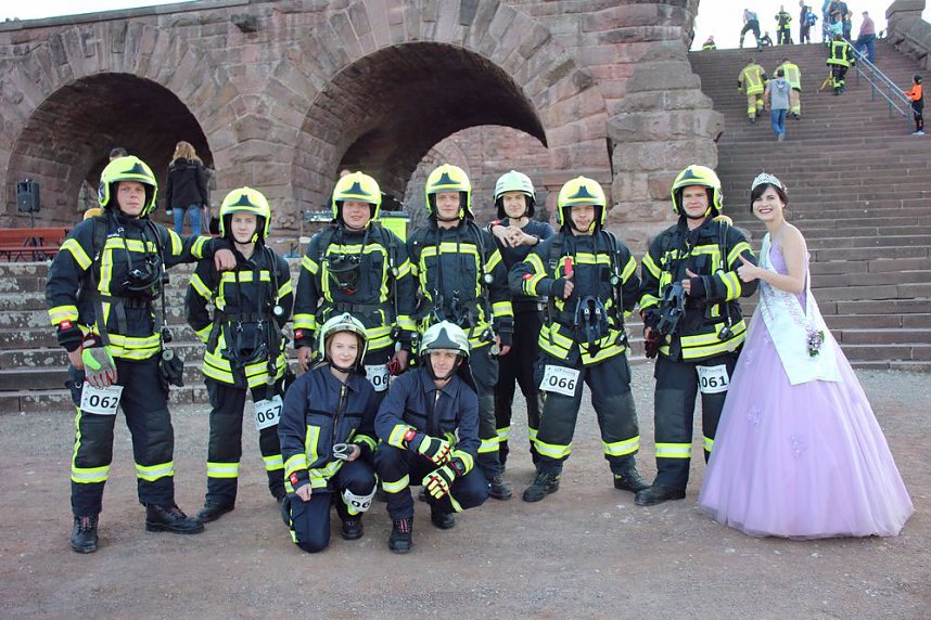 Feuerwehrleute st&uuml;rmen Kyffh&auml;userdenkmal