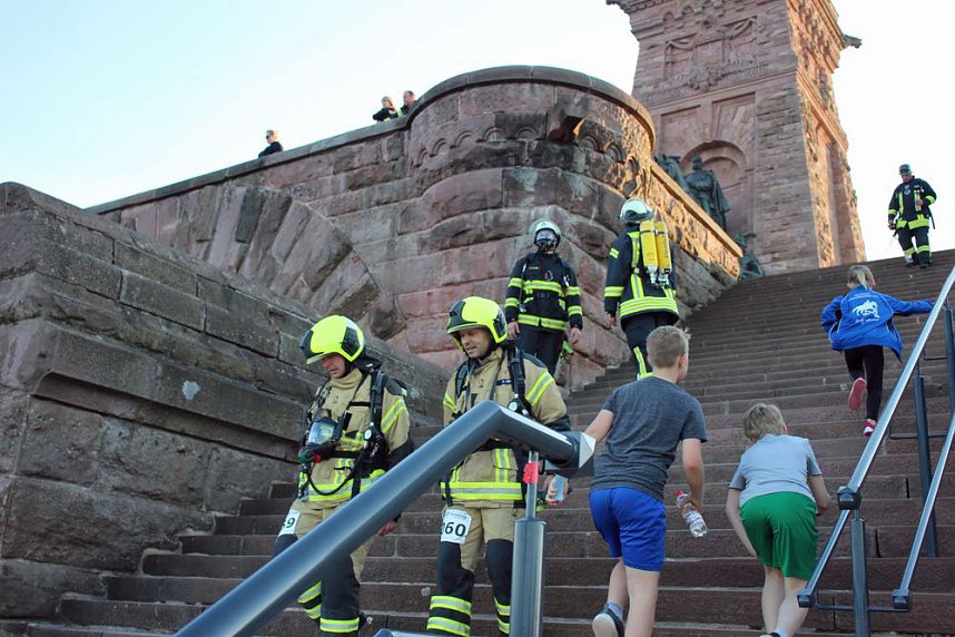 Feuerwehrleute st&uuml;rmen Kyffh&auml;userdenkmal