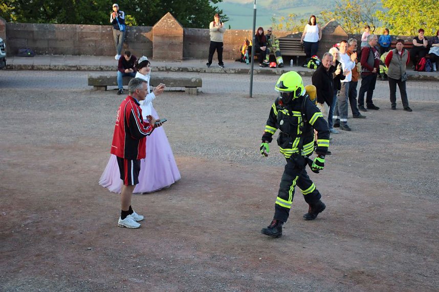 Feuerwehrleute st&uuml;rmen Kyffh&auml;userdenkmal