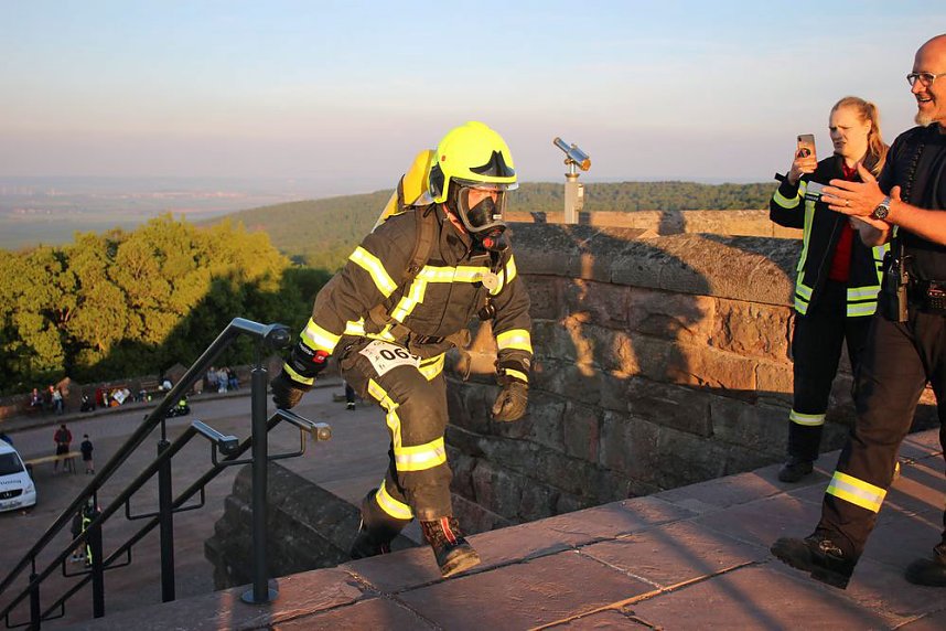 Feuerwehrleute st&uuml;rmen Kyffh&auml;userdenkmal