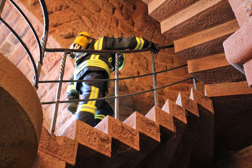 Feuerwehrleute st&uuml;rmen Kyffh&auml;userdenkmal