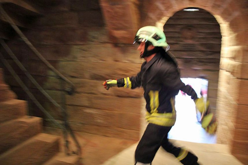 Feuerwehrleute st&uuml;rmen Kyffh&auml;userdenkmal