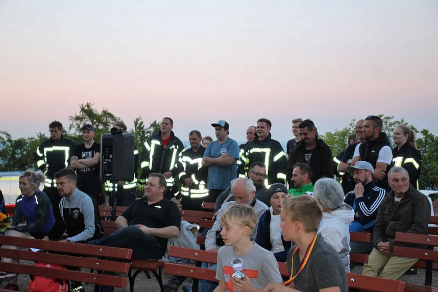 Feuerwehrleute st&uuml;rmen Kyffh&auml;userdenkmal
