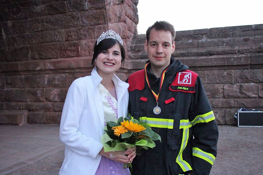 Feuerwehrleute st&uuml;rmen Kyffh&auml;userdenkmal