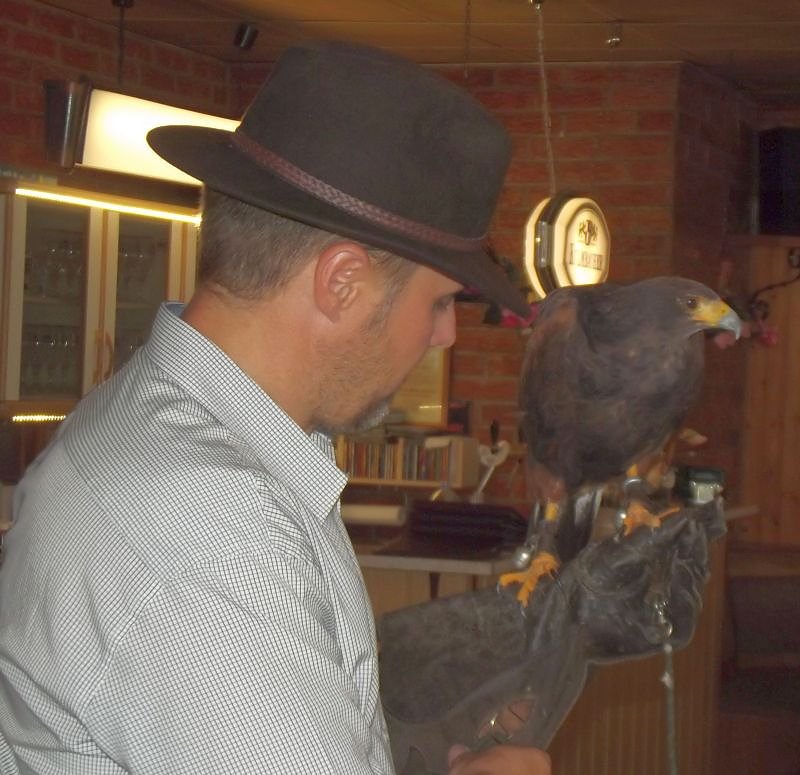 Luca Falke und W&uuml;sten-Bussard Uschi zu Besuch im WB 4