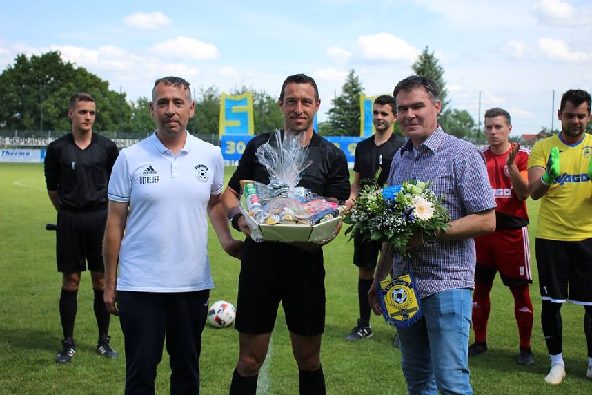 Spieler und Schiedsrichter verabschiedet