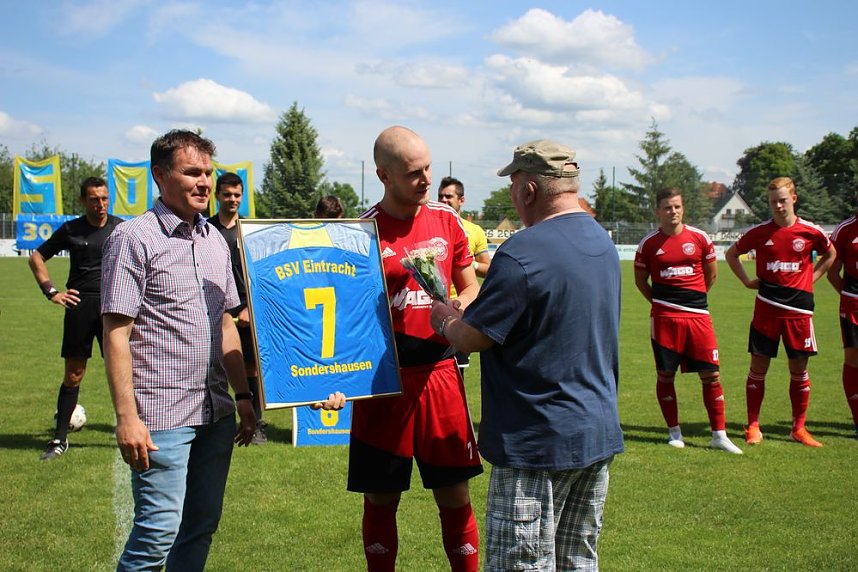 Spieler und Schiedsrichter verabschiedet