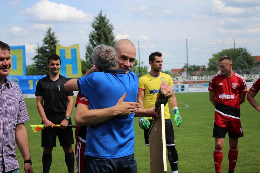Spieler und Schiedsrichter verabschiedet
