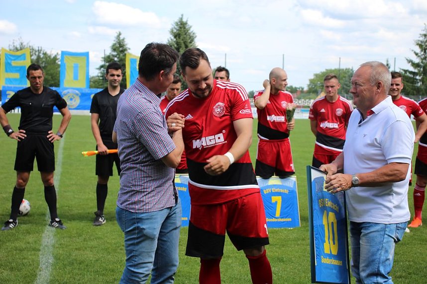 Spieler und Schiedsrichter verabschiedet