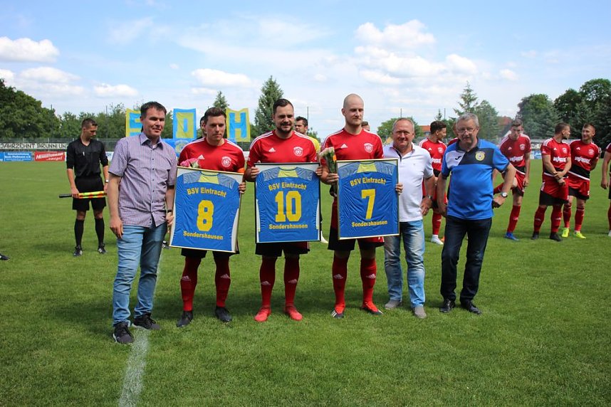 Spieler und Schiedsrichter verabschiedet