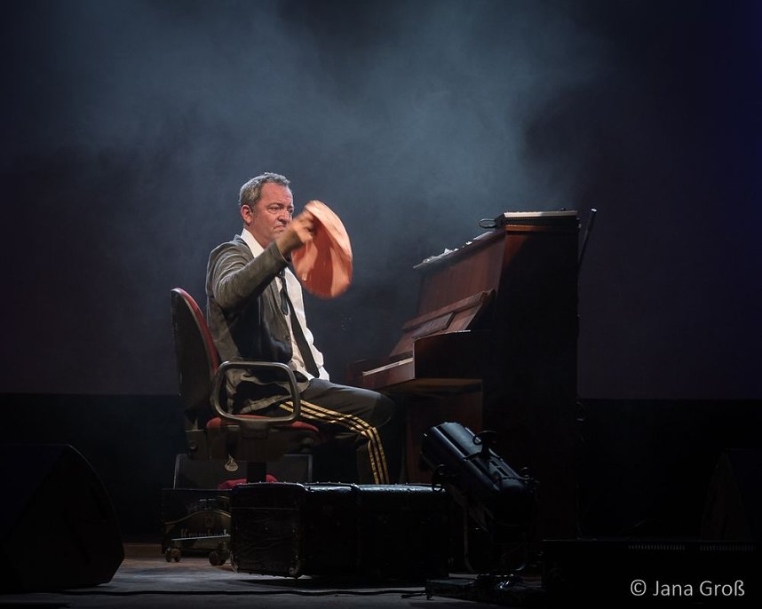 Ein Mann allein am Klavier