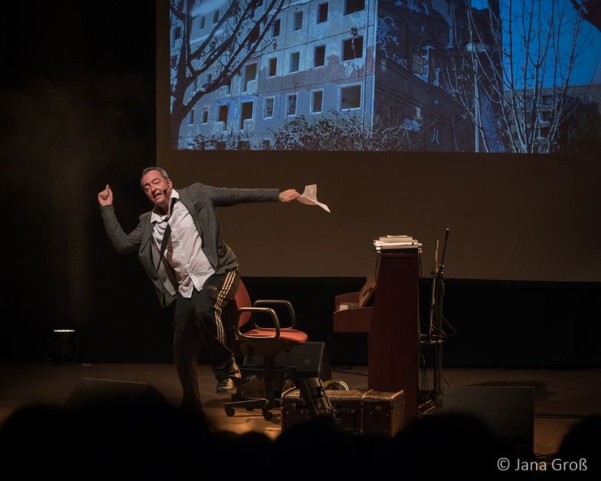 Ein Mann allein am Klavier