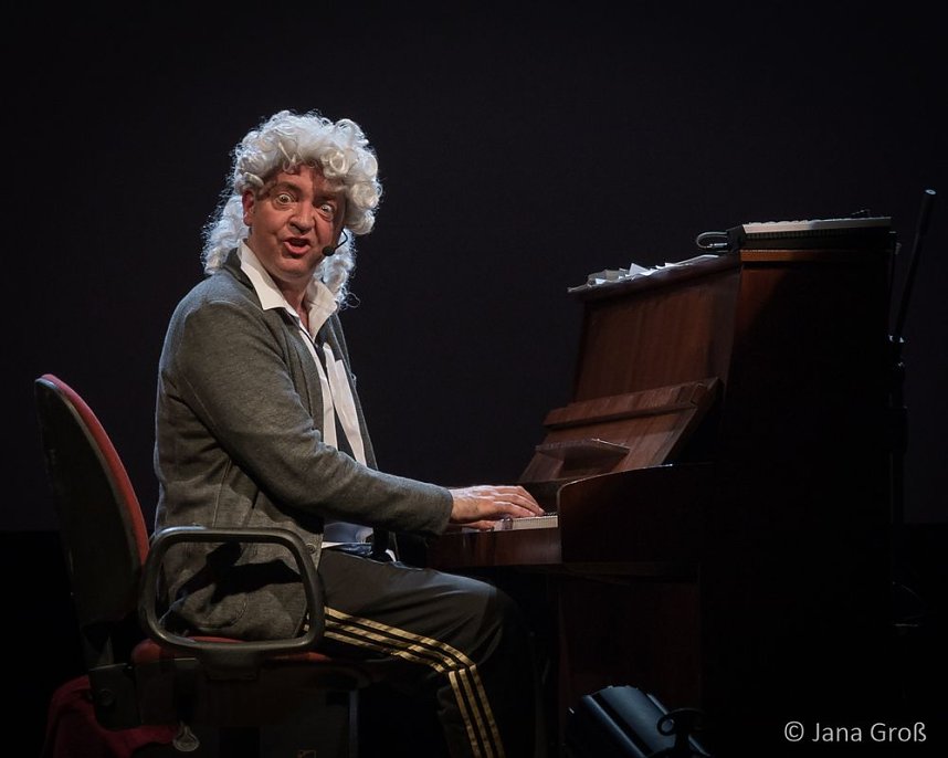 Ein Mann allein am Klavier