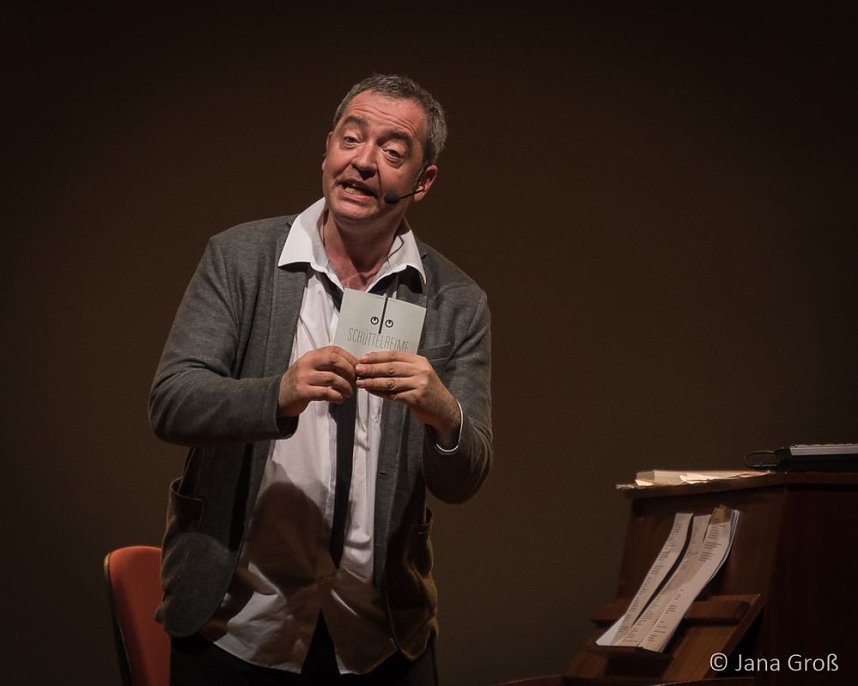 Ein Mann allein am Klavier